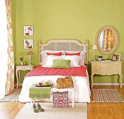 Красный и зеленый в интерьере спальни