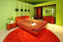 Red and green in the bedroom interior