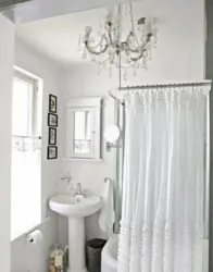 Белая штора в ванной в интерьере
