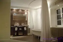 Daxili banyoda ağ pərdə