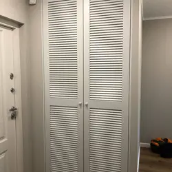 Жалюзийная дверь в гардеробную в интерьере