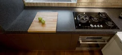 Черная варочная панель в интерьере кухни