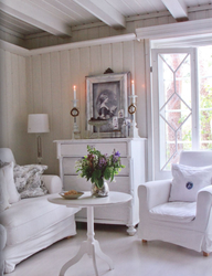 Белая деревянная стена в интерьере гостиной