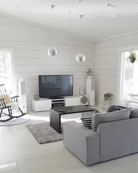 Белая деревянная стена в интерьере гостиной