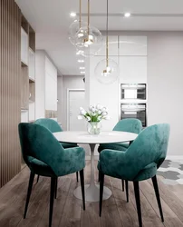 Зеленые стулья в интерьере серой кухни