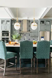 Зеленые стулья в интерьере серой кухни