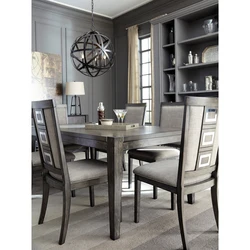 Серый стол и стулья в интерьере кухни