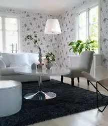 Обои с белыми цветами в интерьере гостиной