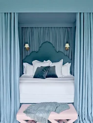 Шторы в интерьере спальни с синей кроватью