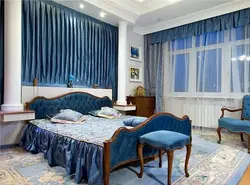 Шторы ў інтэр'еры спальні з сінім ложкам