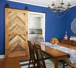 Интерьер из дерева от дверей до кухни