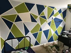 Геометрия на стенах в интерьере гостиной своими