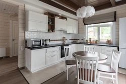 Интерьер белой кухни в доме из бруса
