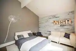 Серый ламинат на стене в интерьере спальни