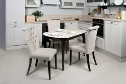 Белый стол с черными ножками в интерьере кухни