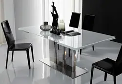 Белы стол з чорнымі ножкамі ў інтэр'еры кухні