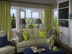 Шторы в сером интерьере гостиной с зеленым диваном