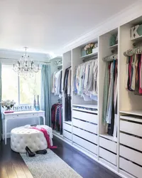 Дизайн гардеробной с диваном