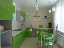 Кухня дизайн если обои зеленые