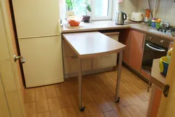 Дызайн убудаваны стол на кухні