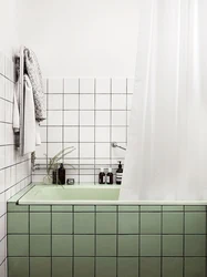 Ванна бөлмесіндегі ақ плиткалар, интерьердегі қара ерітінді фотосуреті