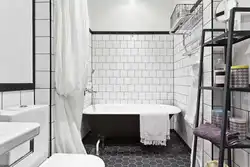 Ванна бөлмесіндегі ақ плиткалар, интерьердегі қара ерітінді фотосуреті