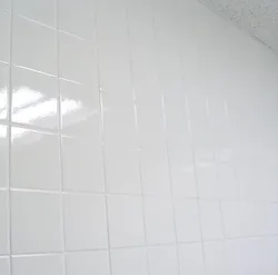 Белая плитка в ванной с белой затиркой фото