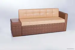 Ас үйдегі ұйықтайтын орны бар тік диван фотосуреті