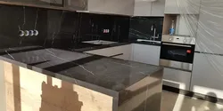 Ошхона бо countertop сиёҳ ва акс splashback мармар