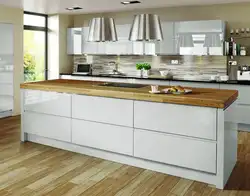 Ошхонаҳои сафед хокистарӣ бо countertops чӯбӣ акс