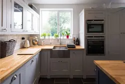 Серо белые кухни с деревянной столешницей фото