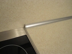 Металлический плинтус для столешницы на кухне фото