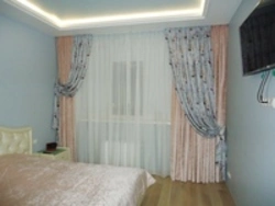 Photo of curtains for the bedroom on the ceiling cornice