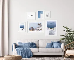 Постеры в интерьере гостиной над диваном фото