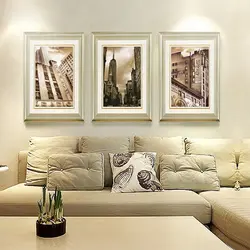 Постеры в интерьере гостиной над диваном фото