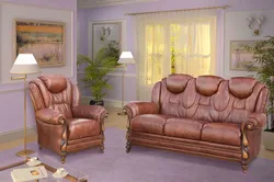 Қонақ бөлмесінің фотосуретіне арналған креслолары бар диван