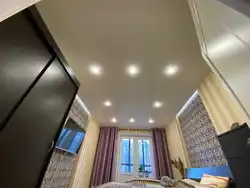 Натяжные потолки с линиями для спальни фото
