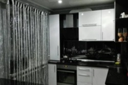 Черно белая кухня в интерьере шторы