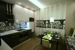 Черно белая кухня в интерьере шторы