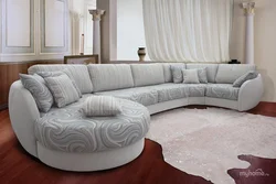 Қонақ бөлмесіндегі бұрыштық диван креслолық фотосуреті бар