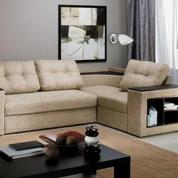 Қонақ бөлмесіндегі бұрыштық диван креслолық фотосуреті бар
