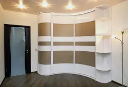 Айнасы бар қонақ бөлмесіндегі бұрыштық шкафтардың фотосы