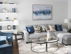 Голубо серый диван в интерьере гостиной