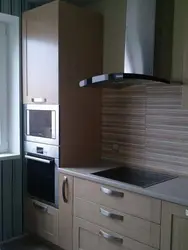 Фото кухни с пеналом и холодильником фото