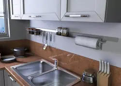 Угловая кухня с рейлингом фото