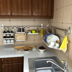 Угловая кухня с рейлингом фото