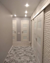 Light tiles in the interior in the hallway
