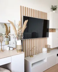 Рейки на стену в интерьере гостиной под телевизором