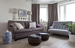 Темный диван в интерьере в светлой гостиной