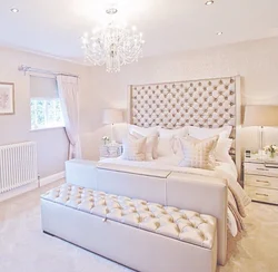 Дизайн белой спальни с золотом